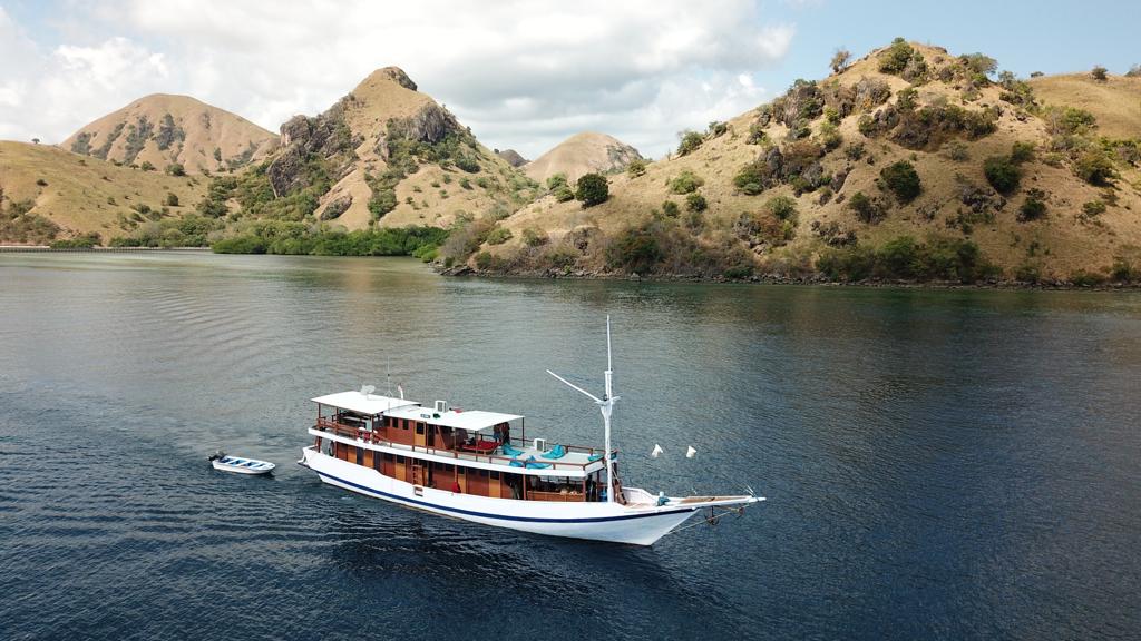 Kapal Wisata yang akan dikelola oleh PERUMDA Bima Aneka dalam perjalanan dari Labuanbajo ke Teluk Bima