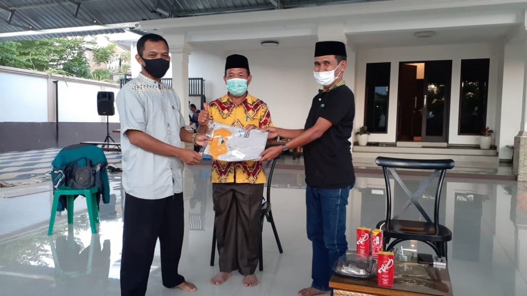 Walikota Bima menyerahkan secara simbolis Baju Kaos untuk SDM PKH Kota Bima