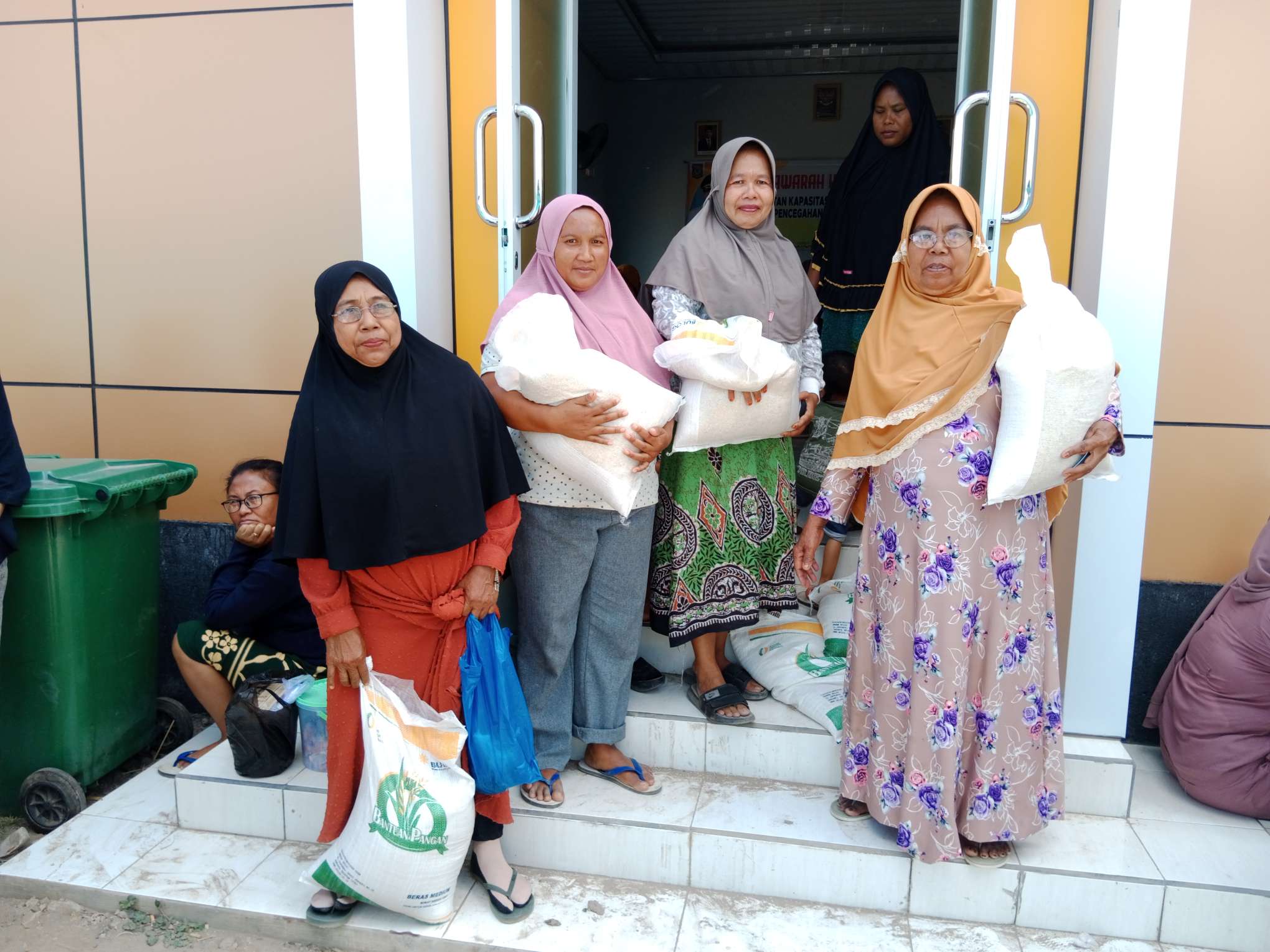 Keluarga Penerima Manfaat usai menerima beras CPP di Kantor Lurah Ule Kota Bima. (Foto/Agil) 