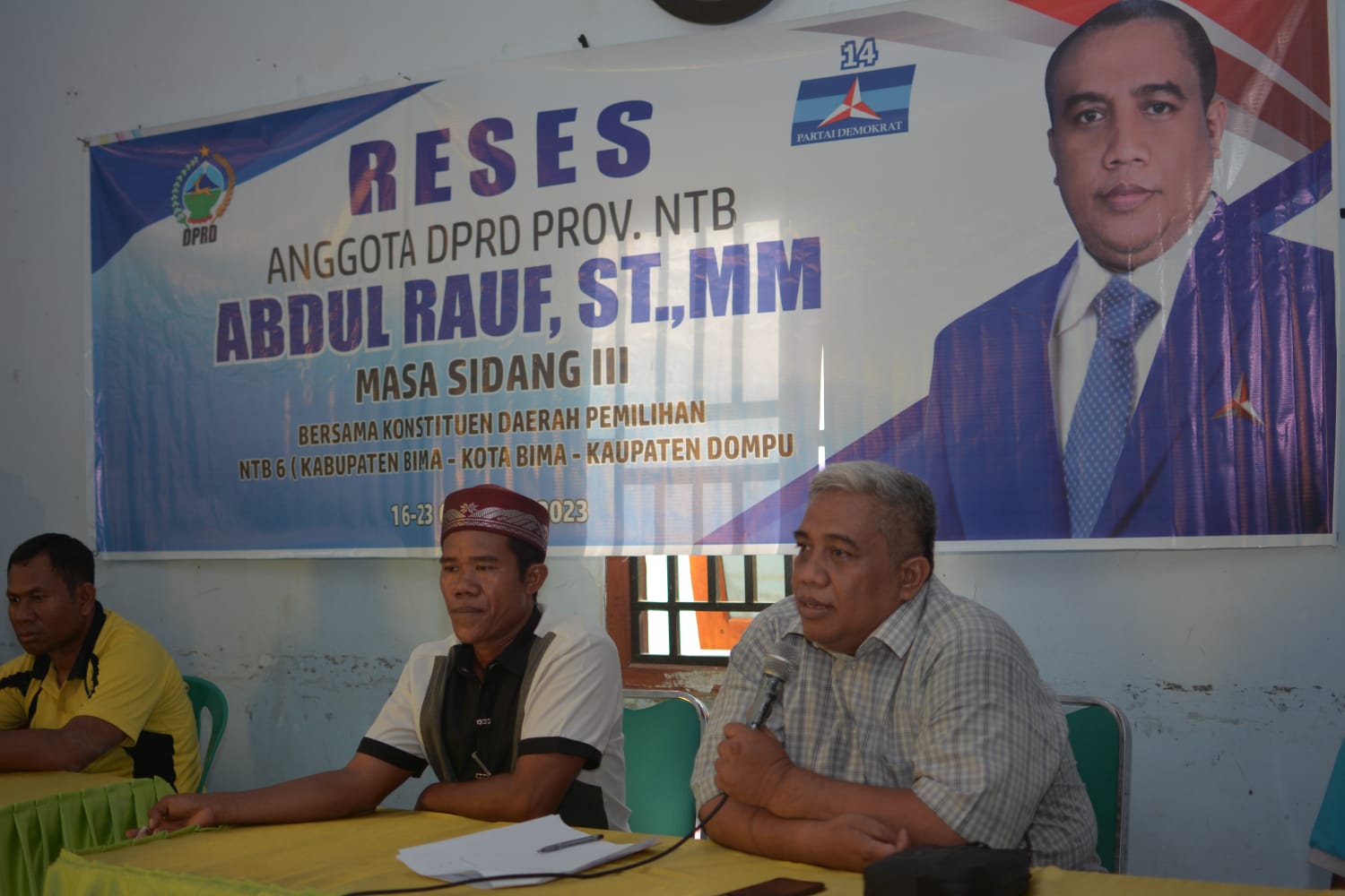 Abdul Rauf saat melaksanakan reses di Desa Roi Kabupaten Bima. HALOBIMA/Lance