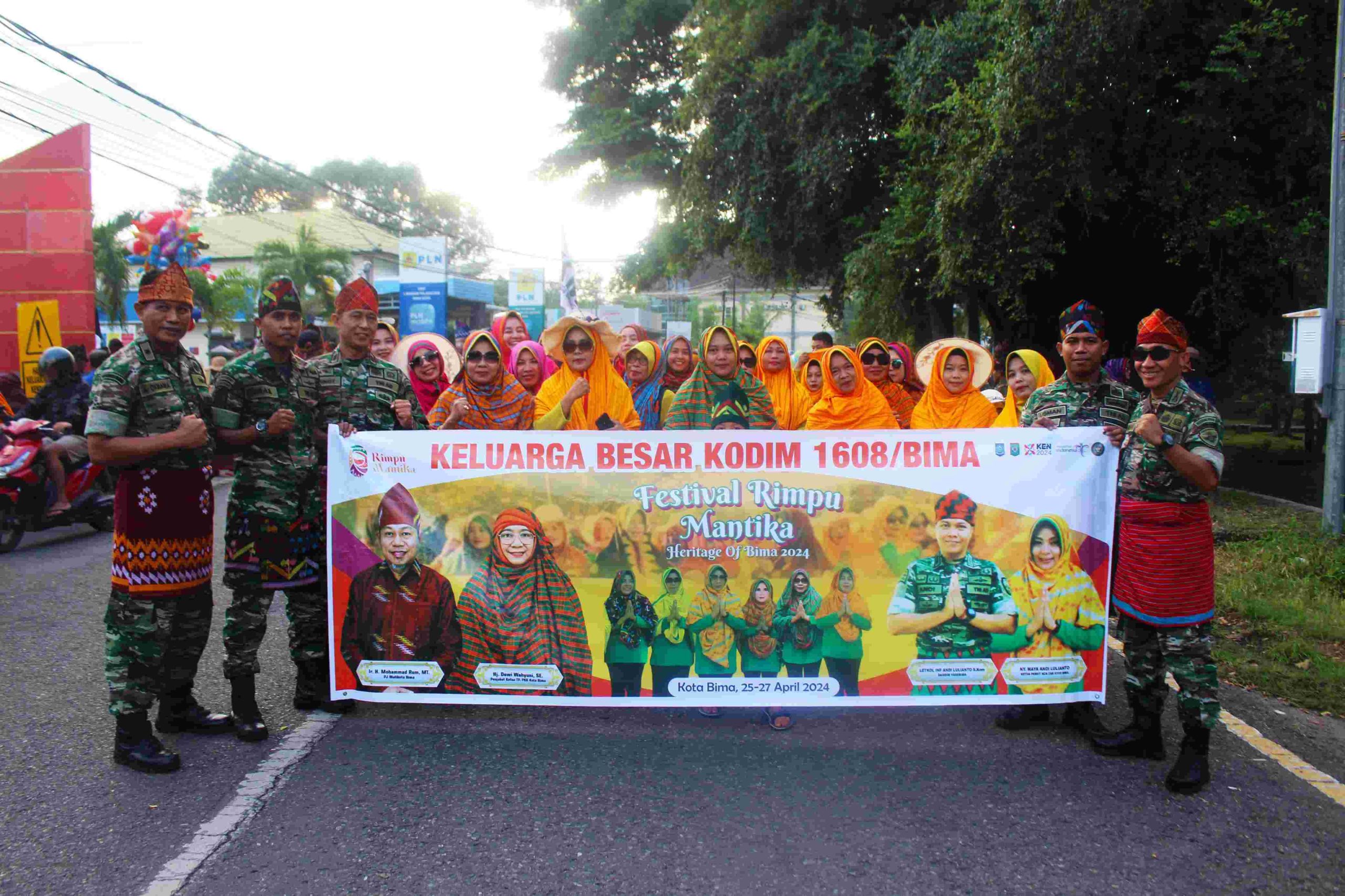 Rombongan Kodim 1608/Bima mengikuti pawai rimpu Kota Bima. Foto : Dedi Kurniawan/Halo Bima