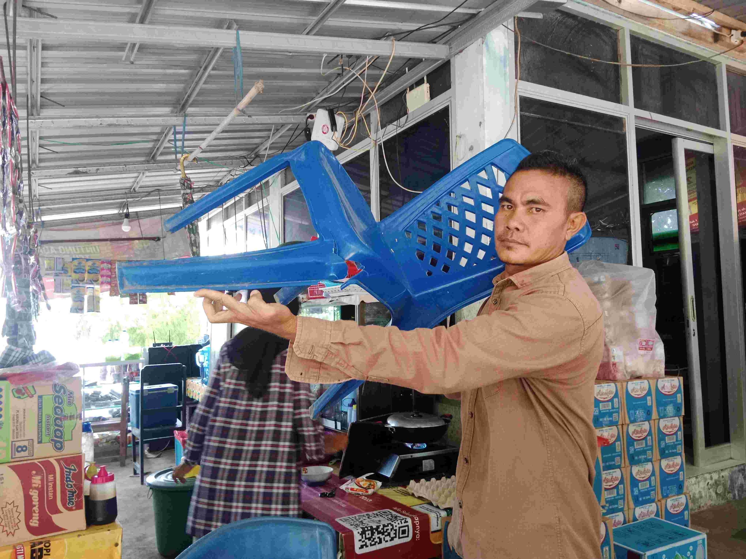 Suhardin, pengelola Pantai Lawata saat menunjukan properti yang dirusak oleh Oknum Kabid Dinas Pariwisata Kota Bima. Foto : Agil / Halo Bima