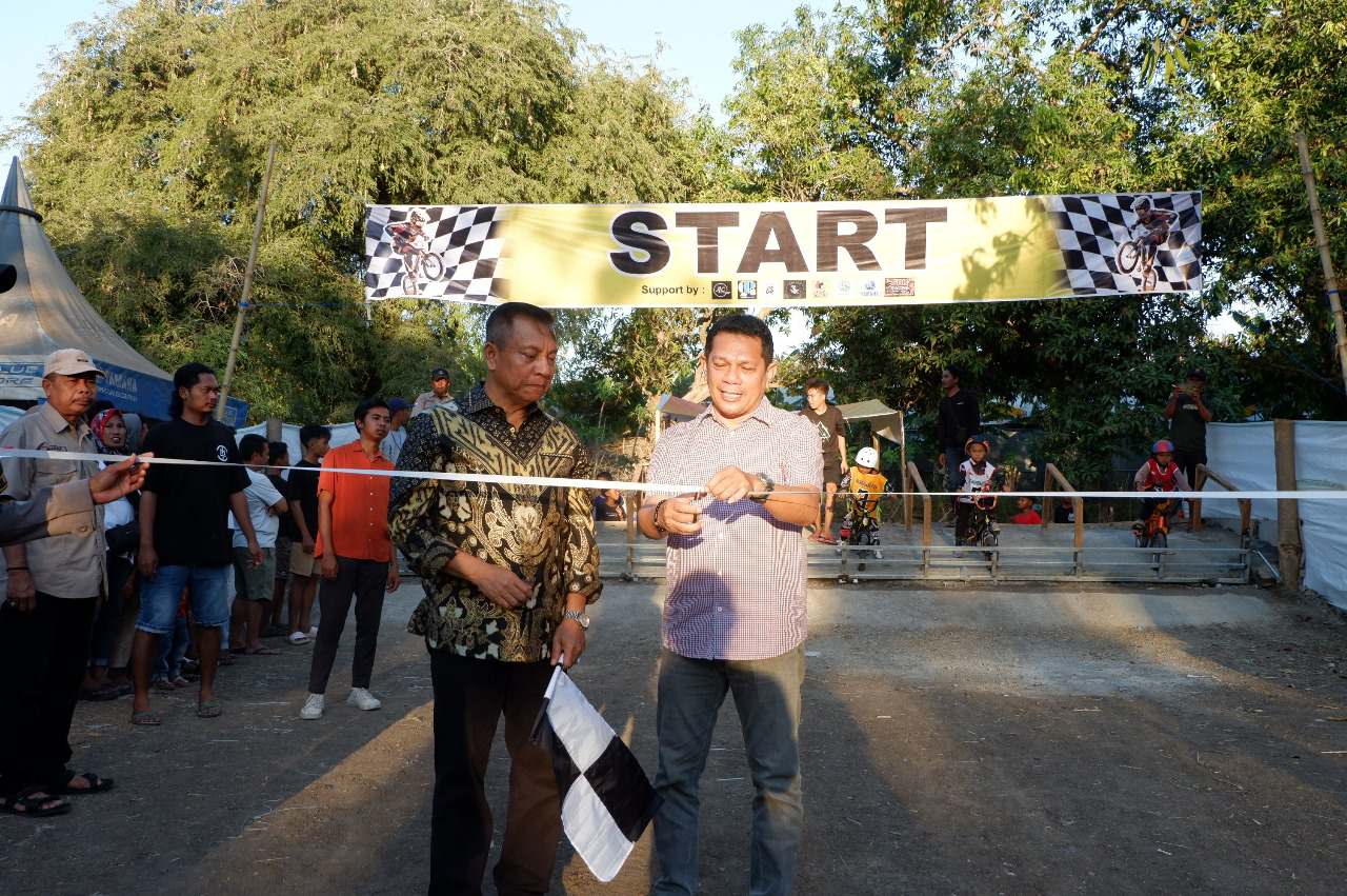 Aji Man (kiri) bersama Ketua DPRD Kota Bima Alfian Indra Wirawan (Kanan) saat membuka lomba balap sepeda. Foto : Lance