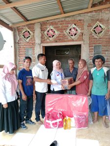 Kadis Sosial Kota Bima Serahkan Bantuan Korban Longsor Lampe