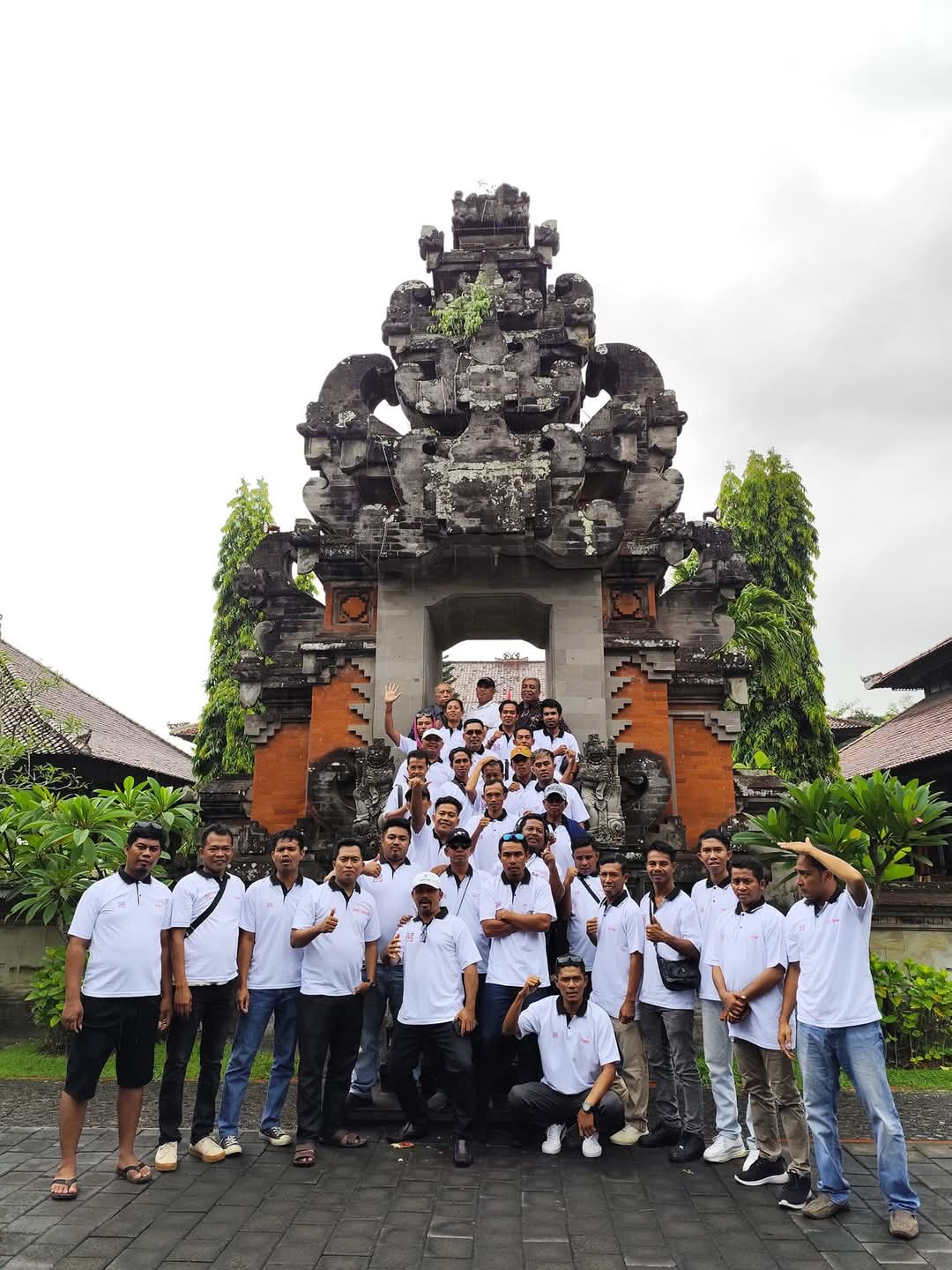 Abdul Rauf bersama Timnya saat di Bali. Foto : Ist