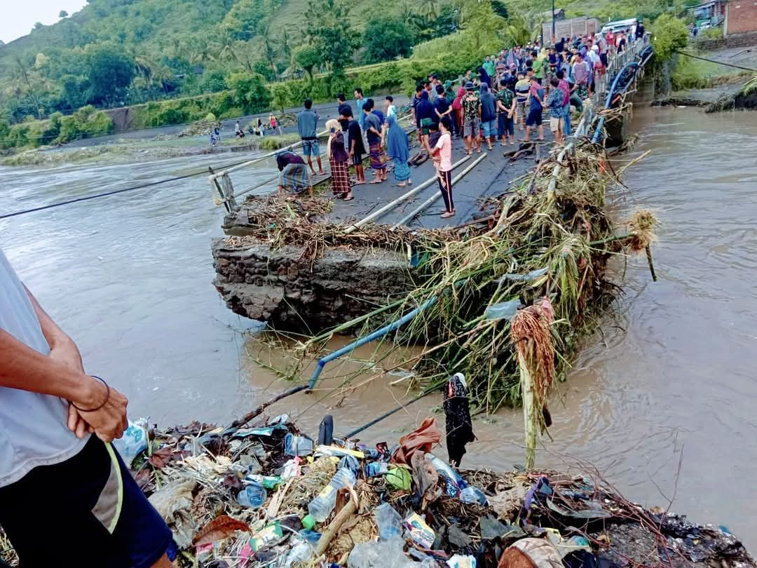 Kondisi Jembatan di Kecamatan Ambalawi Pasca Banjir. Foto : ist