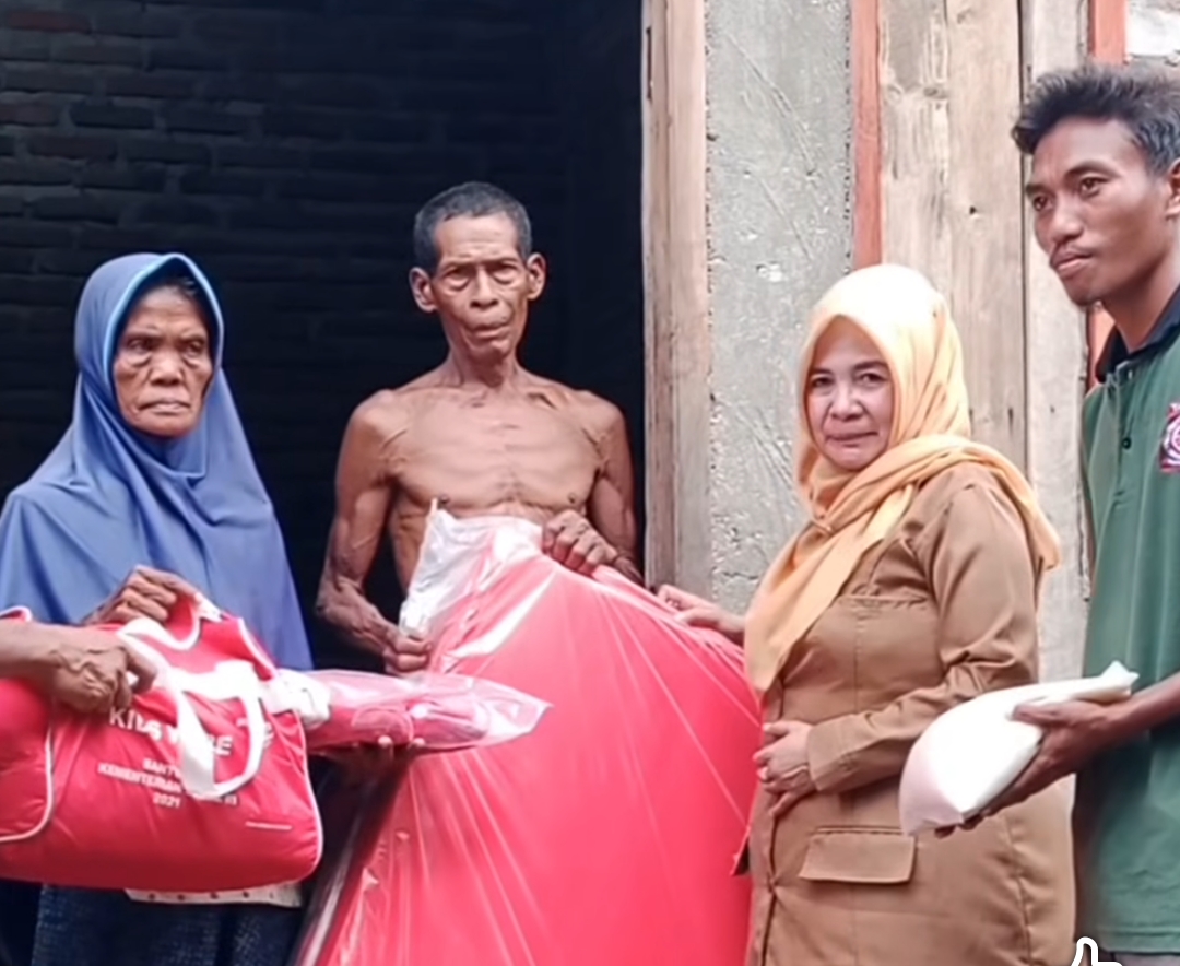 Kadis Sosial Yuliana, saat menyerahkan bantuan korban puting beliung. Foto : ist