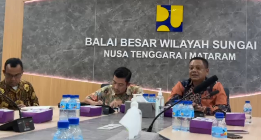 Syamsurih saat rapat koordinasi dengan BWS NT I Mataram. Foto : Ist