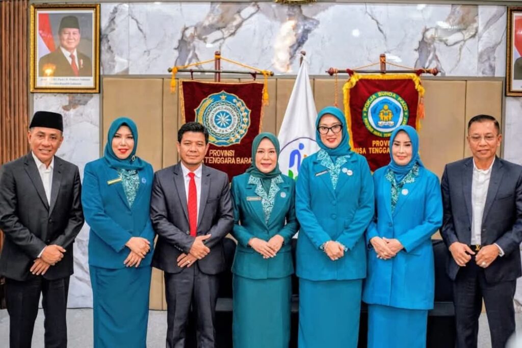 Mirni Suciati (dua dari kiri). Foto : Ist
