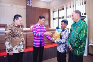 BI NTB Serahkan Bantuan Benih Padi Unggul di Bima
