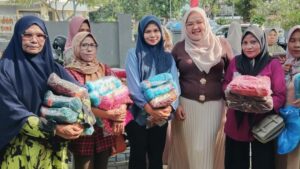 Anggota DPRD Kota Bima Adelia Serahkan Bantuan Aspirasi Untuk Penenun Ntobo