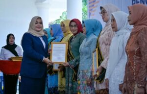 Hj Badrah Ekawati Dikukuhkan sebagai Bunda Literasi Kota Bima