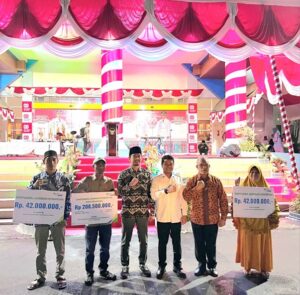 Bupati Dompu Serahkan Santunan dan Beasiswa BPJS Ketenagakerjaan Senilai Rp292 Juta