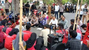 Momen Ketua DPRD Kota Bima Duduk Bersama Massa Aksi LMND