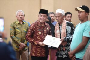 Bupati Bima Serahkan Bantuan Rp544 Juta untuk 66 Warga Terdampak Bencana