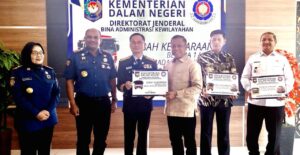 Wali Kota Bima Terima Hibah Mobil Damkar Dari Kemdagri