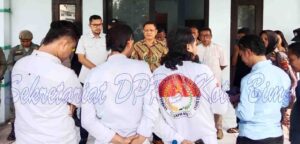 Ketua DPRD Kota Bima Terima Aksi AMRB, Jadwalkan Rapat Kerja dan Peninjauan Lapangan Serasuba Ketua DPRD Kota Bima Terima Aksi AMRB, Jadwalkan Rapat Kerja dan Peninjauan Lapangan Serasuba