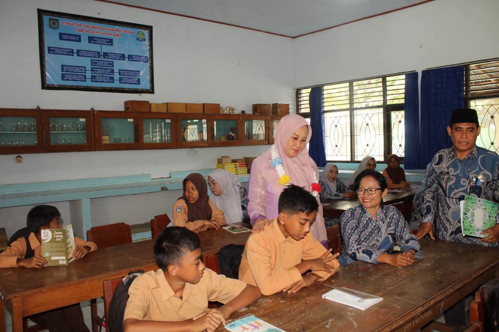 Bunda Literasi Kunjungi SMPN 1 Kota Bima, Inovasi GEMBIRA dan GERIMIS Tuai Apresiasi